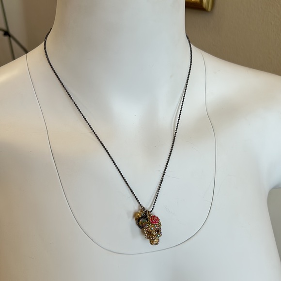 Betsey Johnson Rhinestone Scull Necklace Gold NWT Gold Heart adjustable - Picture 2 of 4